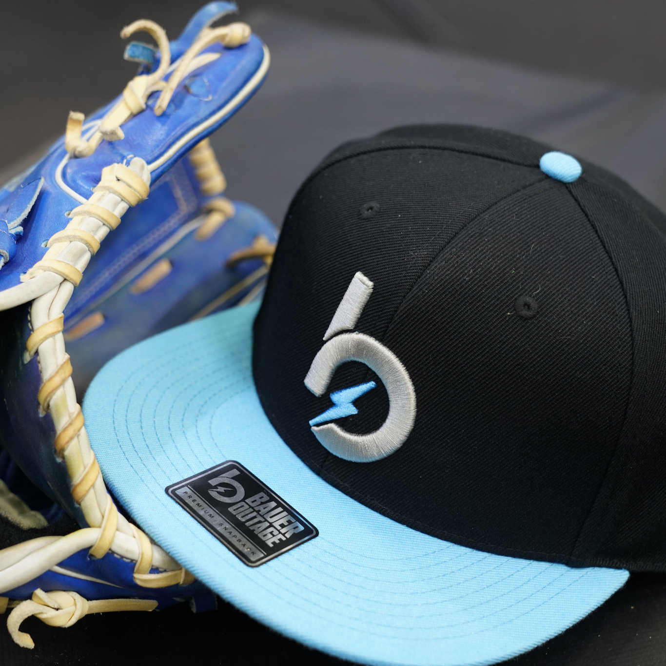 Bauer outage hat with glove